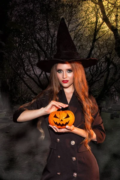 Mulher Bruxa Traje Halloween Com Cabelo Encaracolado Longo Maquiagem Perfeita — Fotografia de Stock