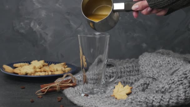 Verter calabaza dulce con leche picante con galletas de otoño — Vídeos de Stock