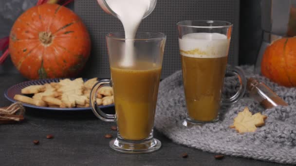 Pouring pumpkin sweet spicy latte with autumn cookies — Stock Video