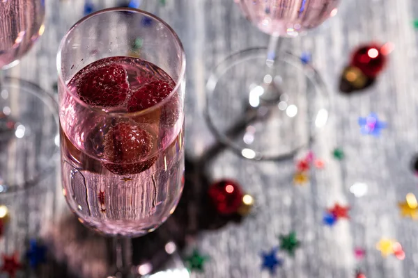 Cóctel Espumoso Rosa Con Una Frambuesa Copa Champán Burbujas Navideñas — Foto de Stock