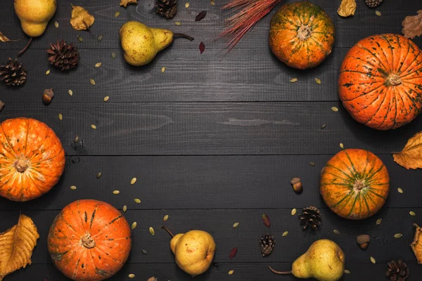 Jesienny Stół Dyniami Gruszkami Halloween Lub Dziękczynienia Wystrój Ciemnym Drewnianym — Zdjęcie stockowe