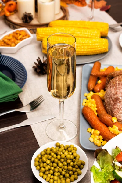 Glas Sprankelend Feestelijke Herfstvakantie Tafel Met Gekookt Varkensvlees Maïs Aardappelpuree — Stockfoto