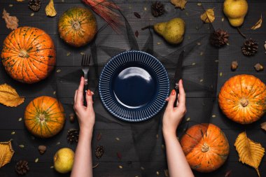 Boş beyaz tabak ve balkabaklarıyla sonbahar masası ayarları.