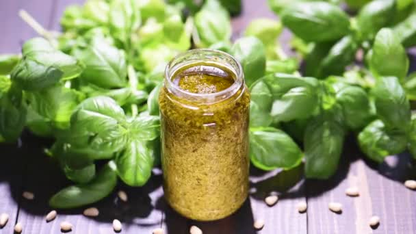 Kleines Glas Hausgemachte Pesto Sauce Mit Grünem Frischem Süßem Basilikum — Stockvideo
