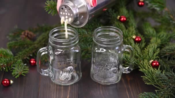 Giet Traditionele Kerstdrank Eierpunch Glazen Mok Van Cocktailshaker Kaneel Anijs — Stockvideo