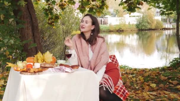 Красивая Женщина Сидит Столом Возле Пруда Осеннем Парке Уютный Пикник — стоковое видео