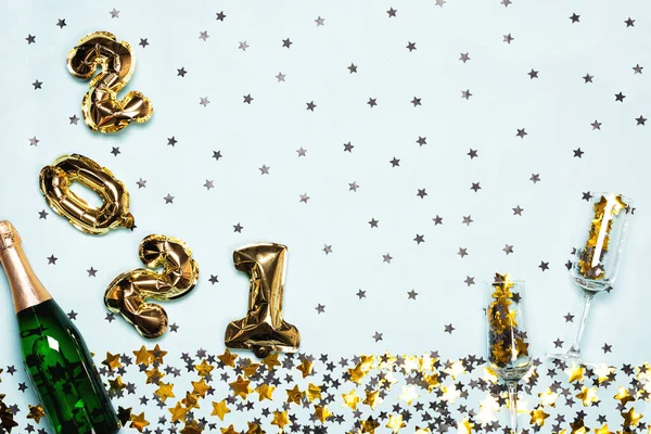 Champagne Fles 2021 Ballonnen Met Zwarte Gouden Sterren Cirkel Confetti — Stockfoto