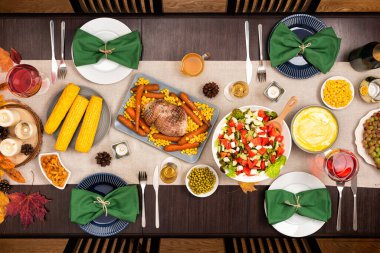 Kaynamış domuz eti, mısır, patates püresi ve mumlarla dolu bir sonbahar tatili sofrası. Şükran Günü aile yemeği..