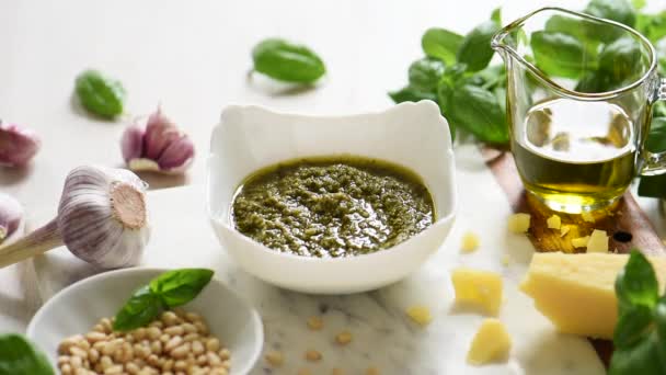 Tigela Com Pesto Manjericão Fresco Alho Queijo Parmesão Pinhões — Vídeo de Stock