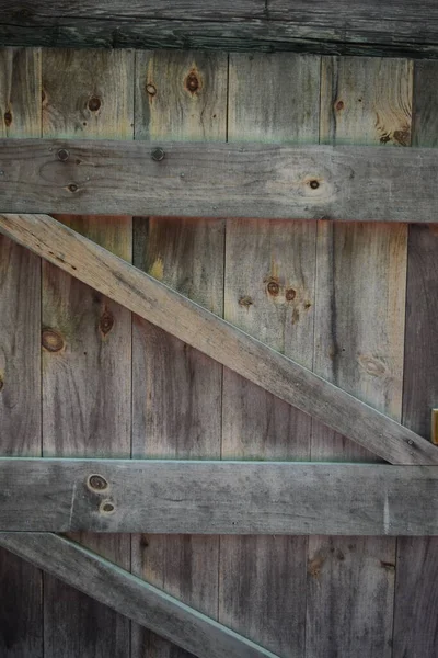 关闭一个老旧的风化木门 — 图库照片
