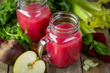 Alkali diyet kavramı - mor smoothies ve malzemeler