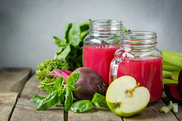 Zásadité stravy koncept - fialové smoothie a ingredience — Stock fotografie