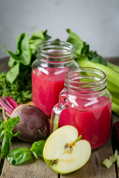 Zásadité stravy koncept - fialové smoothie a ingredience — Stock fotografie