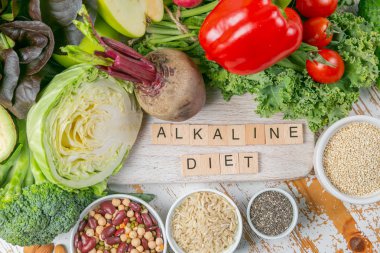 Alkali diyet kavramı - rustik arka plan üzerinde taze gıdalar