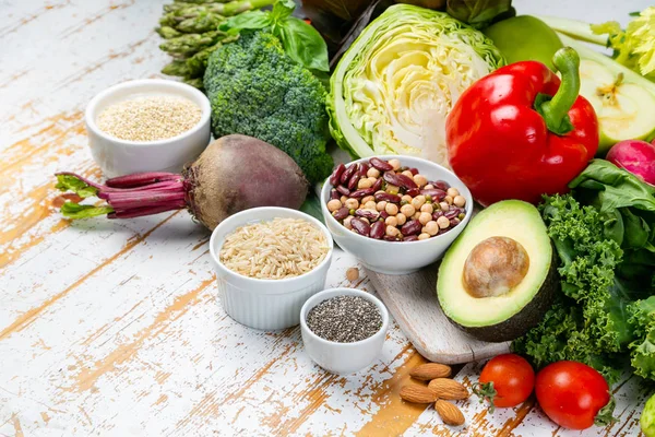 Alkali diyet kavramı - rustik arka plan üzerinde taze gıdalar — Stok fotoğraf