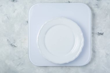 Kilo kaybı kavramı - beyaz plaka üzerinde ölçekler