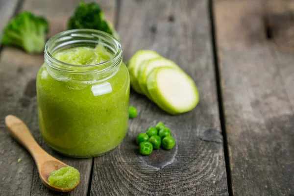 Yeşil bebek gıda püreler cam kavanoz — Stok fotoğraf