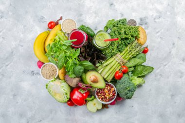 Alkali diyet kavramı - taze gıdalar rustik arka plan üzerinde kalp şeklinde