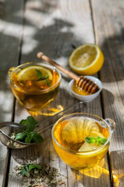 Yaz çay - yaprak tonları rustik ahşap zemin üzerine çay bardak - Bahçe