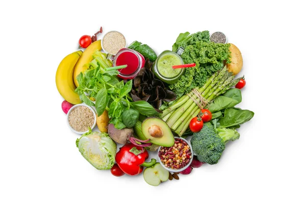 Lúgos diéta fogalma - szív alakú friss élelmiszerek rusztikus háttér — Stock Fotó