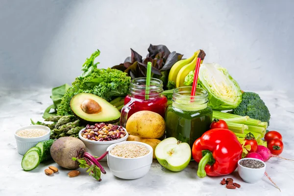 Lúgos diéta fogalma - friss élelmiszerek rusztikus háttér — Stock Fotó