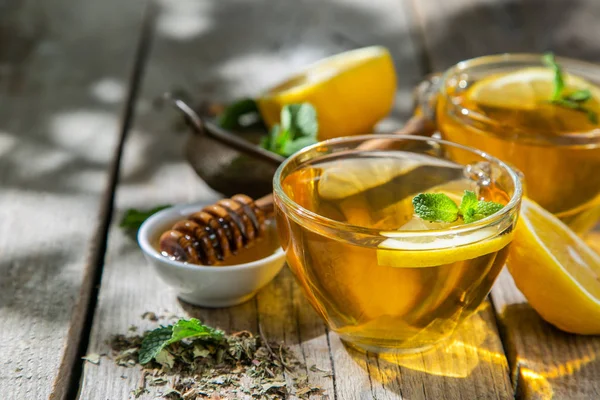 Té de verano - tazas de té sobre fondo rústico de madera con hojas sombras - jardín — Foto de Stock