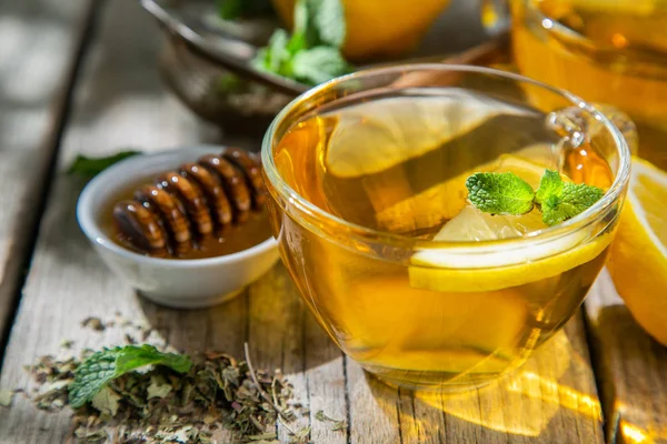 Té de verano - tazas de té sobre fondo rústico de madera con hojas sombras - jardín — Foto de Stock