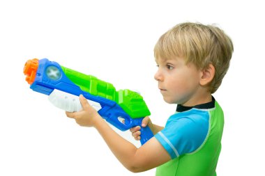 Çocuk su tabancası üzerinde beyaz izole tutar