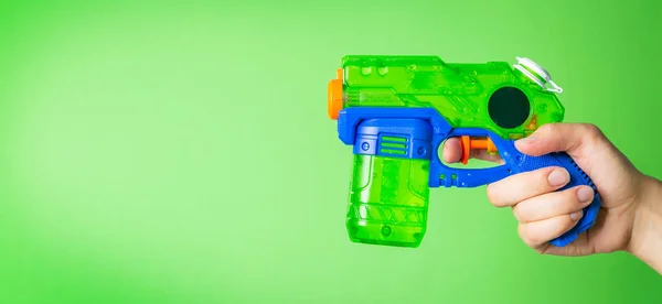 Uma Arma Colorida Da Mão Da Pistola Do Brinquedo Foto de Stock - Imagem de  revestimentos, fundo: 121015934