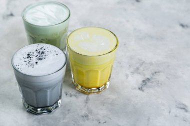 Mermer arka plan üzerinde renkli süper lattes yelpazesi