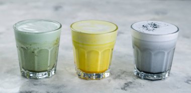 Mermer arka plan üzerinde renkli süper lattes yelpazesi