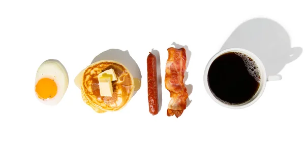 Diseño creativo: elementos esenciales para el desayuno sobre fondo blanco —  Fotos de Stock