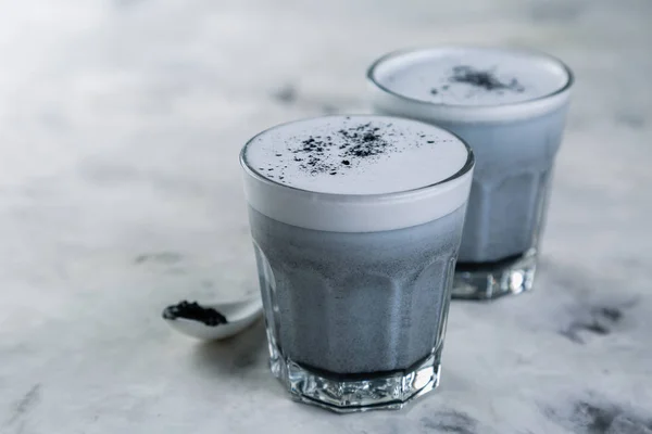 Τροφίμων latte τάση - κάρβουνο σε μαρμάρινο φόντο — Φωτογραφία Αρχείου