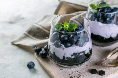 Aktif kömür chia puding kahvaltı yaban mersini ile detoks