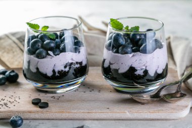 Aktif kömür chia puding kahvaltı yaban mersini ile detoks