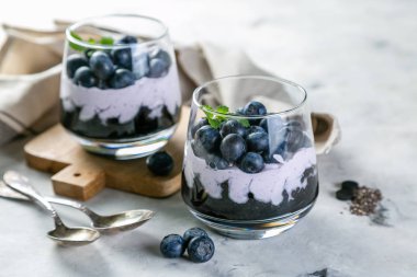 Aktif kömür chia puding kahvaltı yaban mersini ile detoks