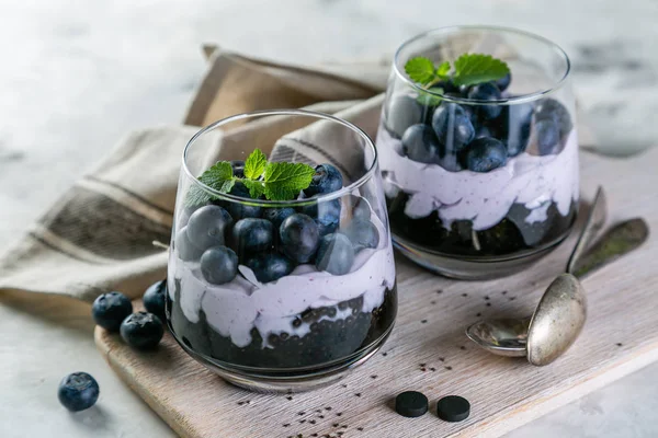 Aktif kömür chia puding kahvaltı yaban mersini ile detoks