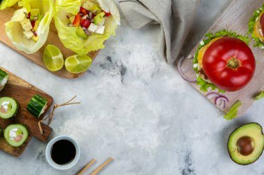 Çeşitli düşük karbonhidrat yemek seçenekleri - hamburger, taco, suşi