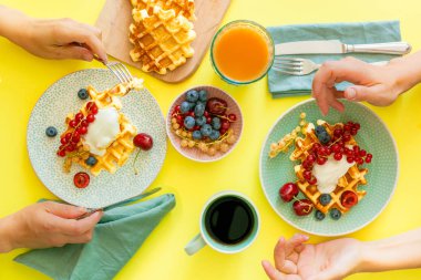 Waffle, wipped krem, çilek ve granola kahvaltı