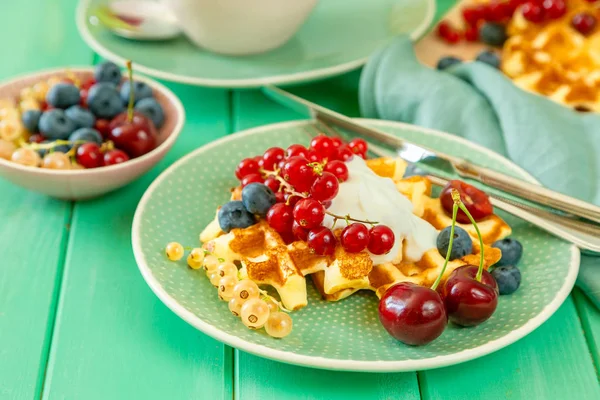 Frühstück mit Waffeln, Sahne, Beeren und Müsli — Stockfoto