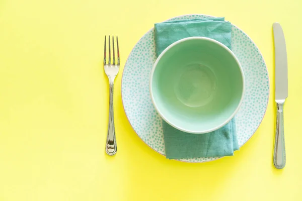 Ajuste de la tabla sobre fondo amarillo brillante —  Fotos de Stock