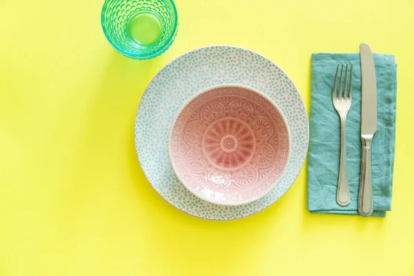 Ajuste de la tabla sobre fondo amarillo brillante — Foto de Stock