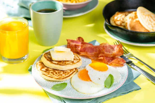 Yaz kahvaltı - yumurta, pastırma, krep, Mısır gevreği — Stok fotoğraf