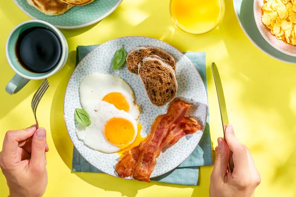 Café da manhã de verão - ovos, bacon, panquecas, cereais — Fotografia de Stock