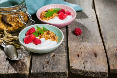 Yaz kahvaltı - granola çilek ve yoğurt ile