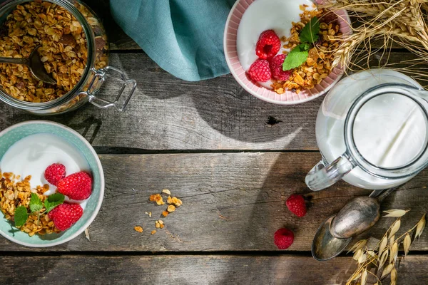 Yaz kahvaltı - granola çilek ve yoğurt ile