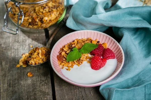 Yaz kahvaltı - granola çilek ve yoğurt ile