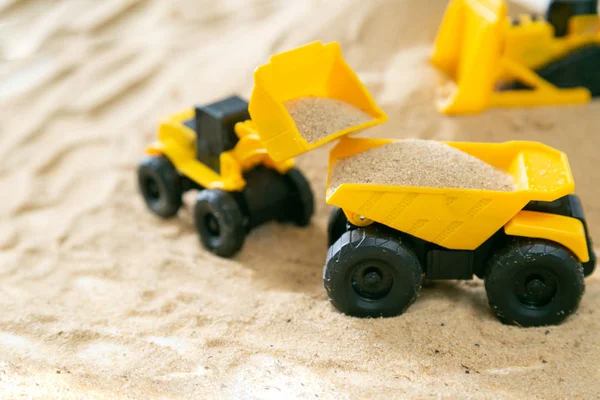 Концепция строительства - игрушечная модель машины на сальде — стоковое фото