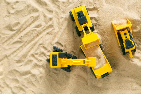 Концепція будівництва - іграшкова модель машини на солі — стокове фото