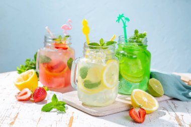Yaz limonata cam kavanozlara yelpazesi